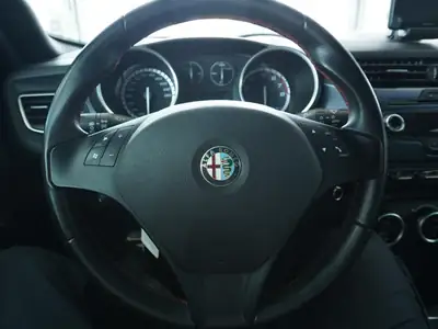 Alfa Romeo Giulietta 1750 TBi Quadrifoglio Verde — Sportivité italienne, 88'000 km seulement — Miniature 11