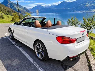 BMW 430i Cabriolet xDrive M Sport — Décapotable sportive, toit ouvert, Alpine blanc — Heckansicht