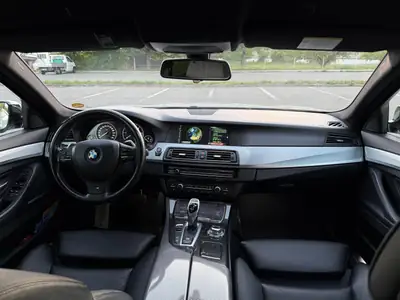 BMW 525d xDrive — Diesel puissant, M-Sportpaket d'usine, frais révisé septembre 2026 — Miniature 11