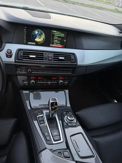BMW 525d xDrive — Diesel puissant, M-Sportpaket d'usine, frais révisé septembre 2026 — Miniature 14