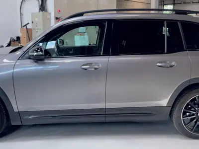Mercedes-Benz GLB 250 4Matic AMG Line — SUV compact 7 places, 224 ch et traction intégrale — vista esterna