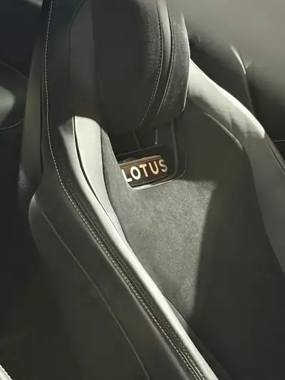 Lotus Emira 3.5 V6 First Edition — Sportive anglaise 406 ch, boîte manuelle, première main — Miniature 12