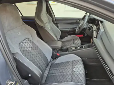 VW Golf 1.5 eTSI mHEV R-Line — Hybride léger, consommation réduite, 112'300 km — rear view