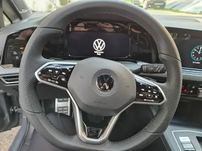 VW Golf 1.5 eTSI mHEV R-Line — Hybride léger, consommation réduite, 112'300 km — interior