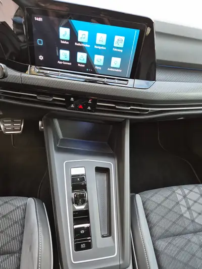 VW Golf 1.5 eTSI mHEV R-Line — Hybride léger, consommation réduite, 112'300 km — dashboard