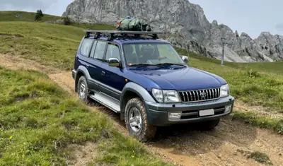 Toyota Land Cruiser 300 3.4 V6 VX — SUV 7 places robuste, équipements tout-terrain premium — exterior view