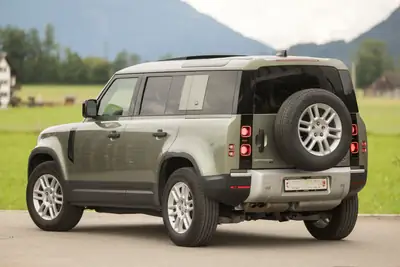 Land Rover Defender 110 D200 — L'aventurier robuste aux 79 300 km — vista posteriore