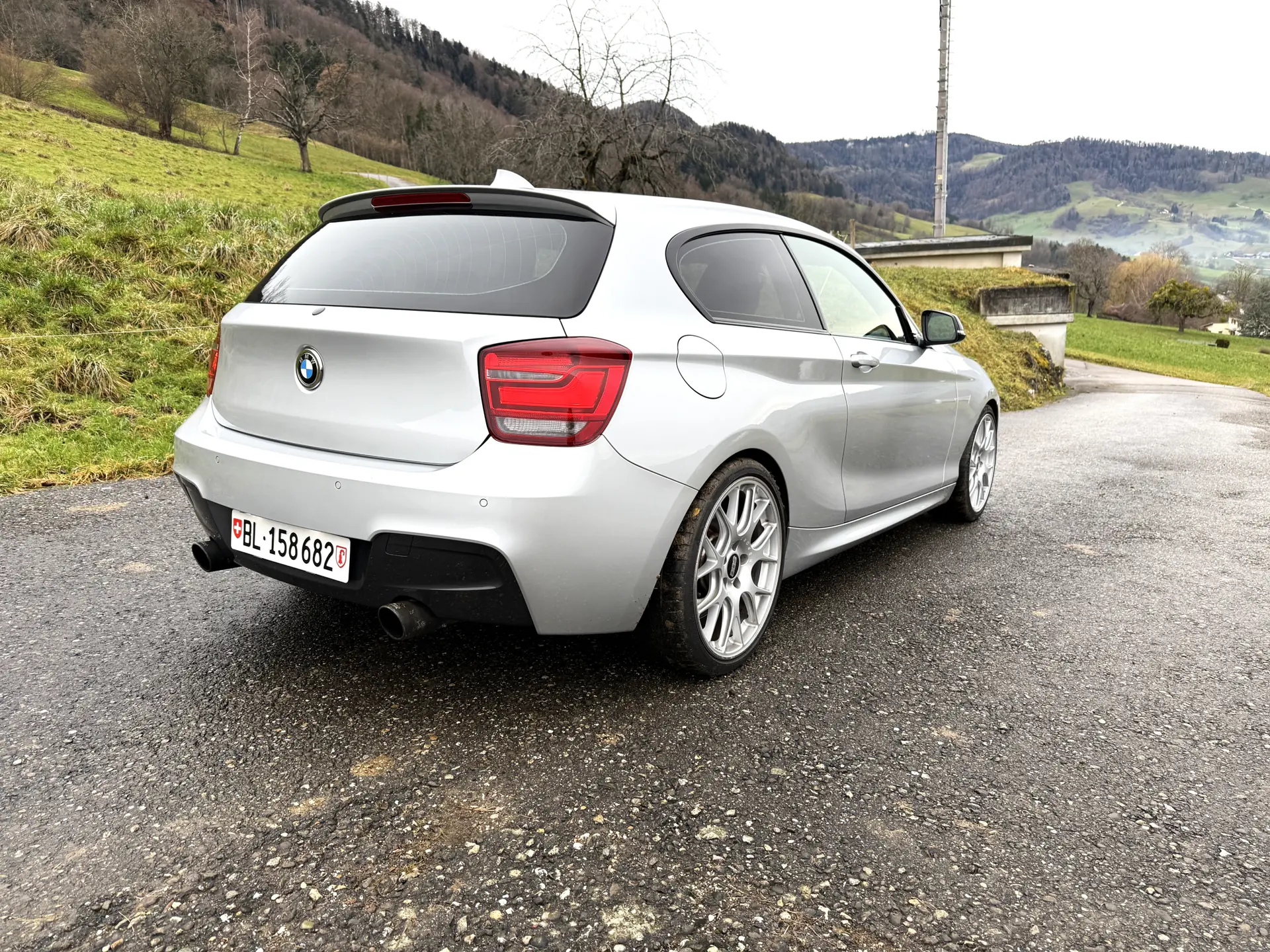 BMW M135i — Compact sportive 320 ch, transmission manuelle, 3 jeux de roues inclus — vista esterna