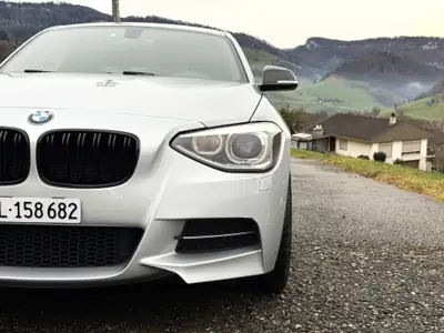 BMW M135i — Compact sportive 320 ch, transmission manuelle, 3 jeux de roues inclus — vista posteriore