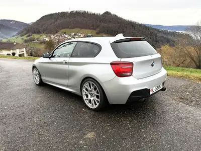 BMW M135i — Compact sportive 320 ch, transmission manuelle, 3 jeux de roues inclus — cruscotto