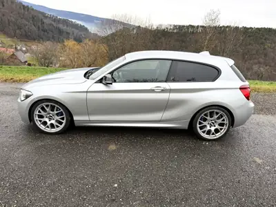 BMW M135i — Compact sportive 320 ch, transmission manuelle, 3 jeux de roues inclus — interni