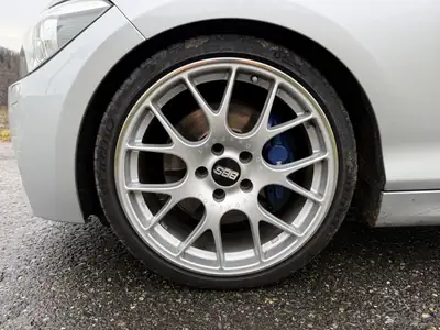 BMW M135i — Compact sportive 320 ch, transmission manuelle, 3 jeux de roues inclus — Miniatura 9