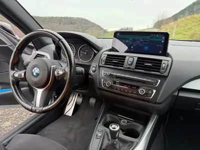 BMW M135i — Compact sportive 320 ch, transmission manuelle, 3 jeux de roues inclus — Miniatura 12