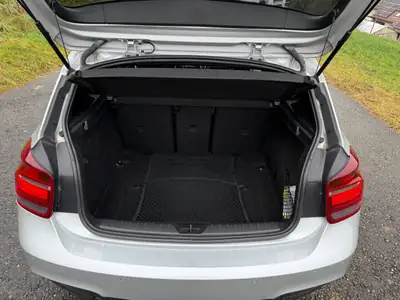BMW M135i — Compact sportive 320 ch, transmission manuelle, 3 jeux de roues inclus — Miniatura 18
