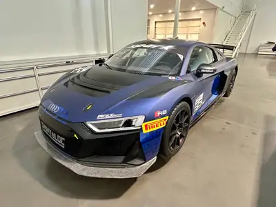 Audi R8 Coupé LMS GT4 — Supercar légendaire, 495 ch et seulement 18 300 km — vista posteriore