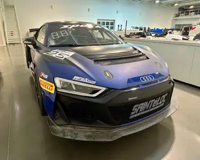 Audi R8 Coupé LMS GT4 — Supercar légendaire, 495 ch et seulement 18 300 km — fianco