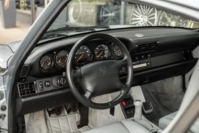 Porsche 911 Carrera 4S 1995 — Coupé sportif iconique, première main avec historique complet — Miniatura 8