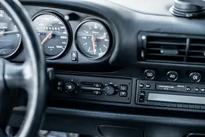 Porsche 911 Carrera 4S 1995 — Coupé sportif iconique, première main avec historique complet — Miniatura 10