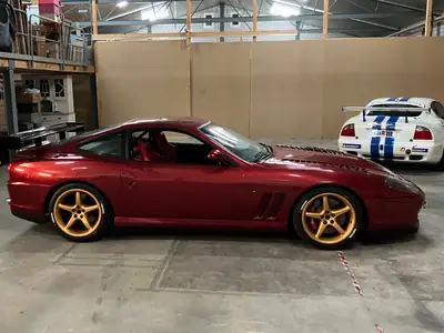Ferrari F550 Maranello Competizione 1998 — Légendaire V12 naturel, 485 ch purs — côté