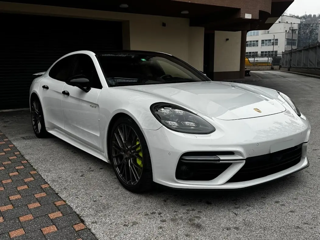 Porsche Panamera Turbo S Hybrid — Berline de prestige 680 ch, hybride rechargeable — vue extérieure