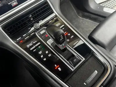 Porsche Panamera Turbo S Hybrid — Berline de prestige 680 ch, hybride rechargeable — détail