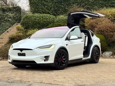 Tesla Model X Performance Ludicrous Plus — SUV électrique 796 CV, accélération extrême — tableau de bord