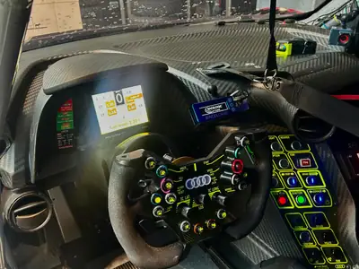 Audi R8 LMS GT3 Evo II — Bolide de compétition, 585 ch de pure performance — tableau de bord