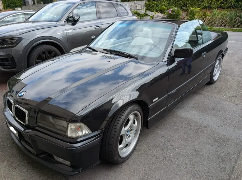 BMW 325 Cabriolet — Roadster classique E36 avec pack M original et hardtop — vue extérieure