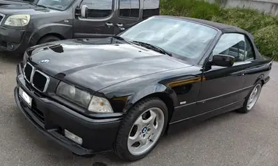 BMW 325 Cabriolet — Roadster classique E36 avec pack M original et hardtop — arrière