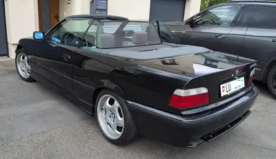 BMW 325 Cabriolet — Roadster classique E36 avec pack M original et hardtop — côté