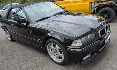 BMW 325 Cabriolet — Roadster classique E36 avec pack M original et hardtop — intérieur