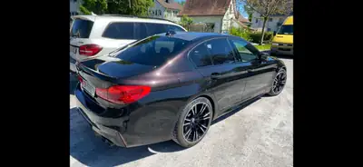 BMW M5 xDrive Drivelogic — 600 ch de pure performance, berline de prestige — Heckansicht