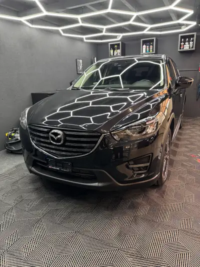 Mazda CX-5 2.2 D Revolution AWD — SUV robuste, traction intégrale, entretien à jour — side view