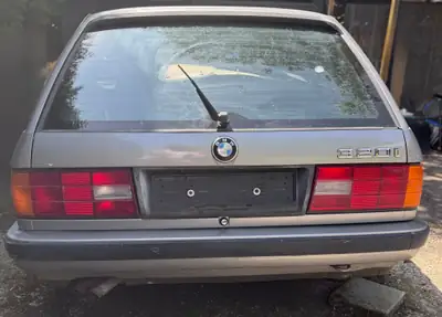 BMW 320i — Berline classique de 1988, motorisation essence fiable et sans sinistre — vista esterna