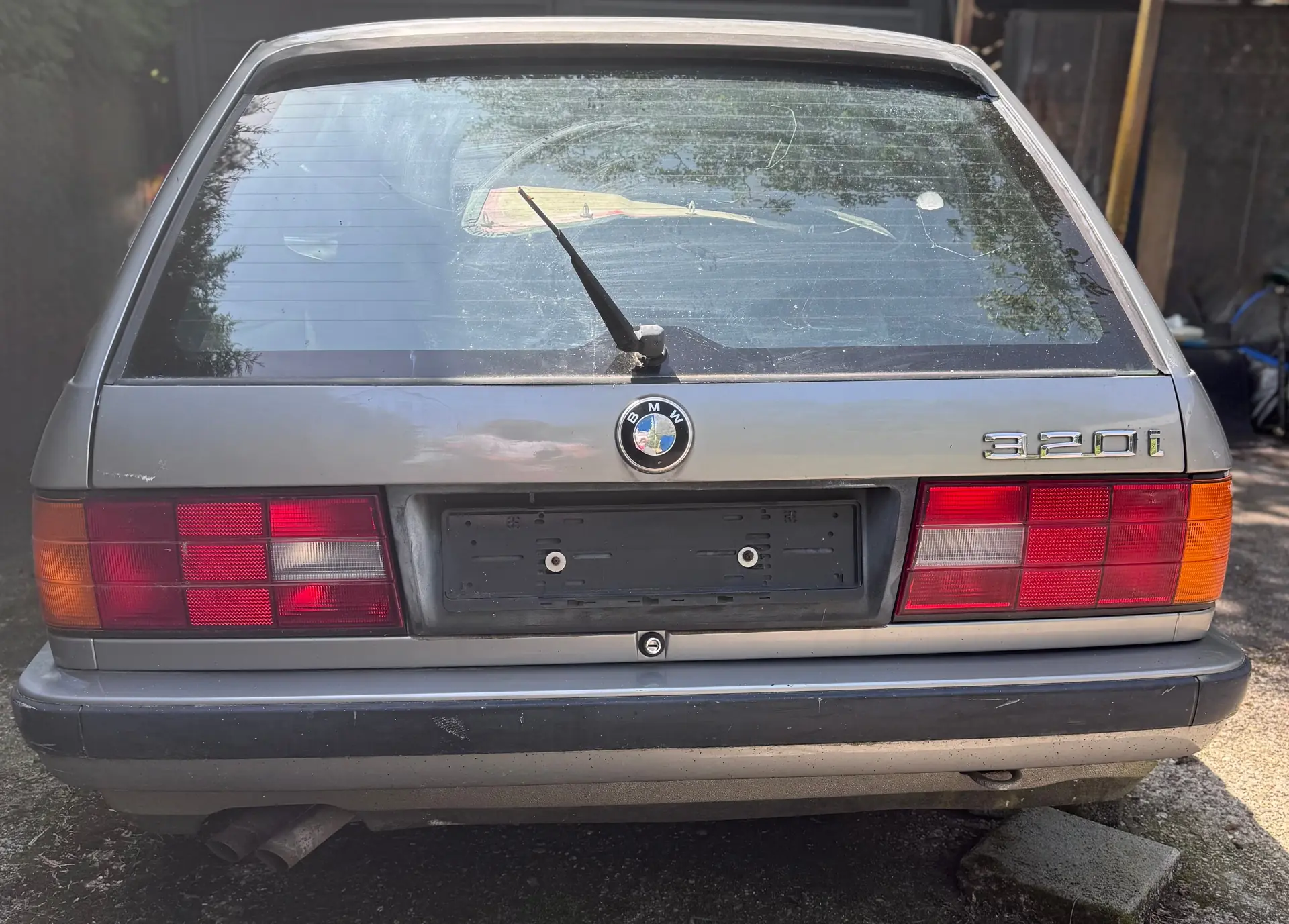 BMW 320i — Berline classique de 1988, motorisation essence fiable et sans sinistre — vista esterna