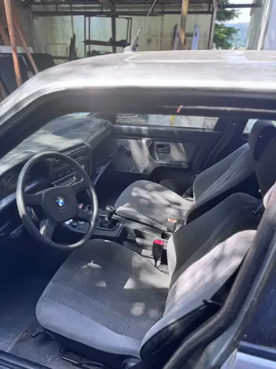 BMW 320i — Berline classique de 1988, motorisation essence fiable et sans sinistre — fianco