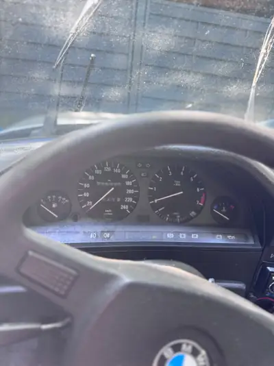 BMW 320i — Berline classique de 1988, motorisation essence fiable et sans sinistre — cruscotto