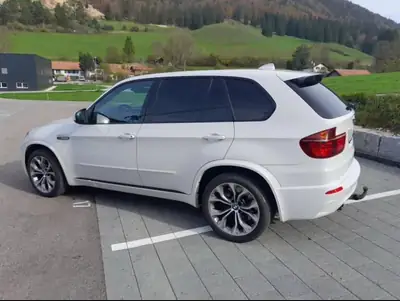 BMW X5 M xDrive — SUV haute performance 555 ch, histoire sans sinistre — vista esterna