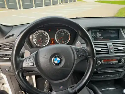 BMW X5 M xDrive — SUV haute performance 555 ch, histoire sans sinistre — vista posteriore