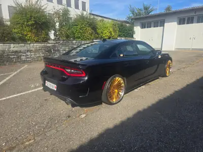 Dodge Charger Hellcat SRT 6.2 V8 — Muscle car américain 717 ch, entretien premium — tableau de bord