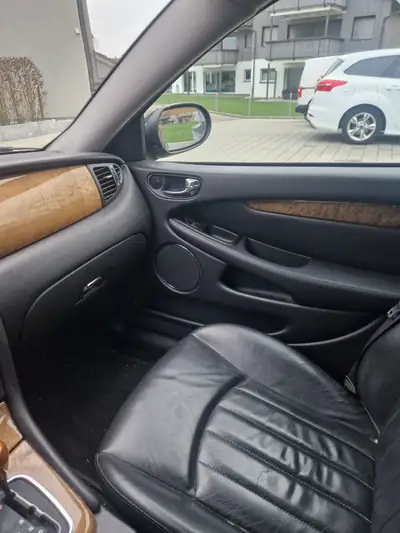Jaguar X-TYPE 3.0L V6 Ex — Berline britannique élégante, transmission automatique, 230 ch — cruscotto