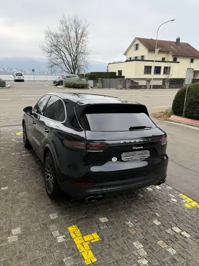 Porsche Cayenne E-Hybrid — SUV de prestige hybride rechargeable, 96'000 km, parfait état — side view