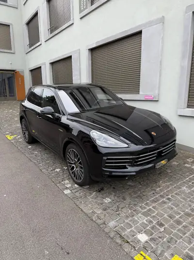 Porsche Cayenne E-Hybrid — SUV de prestige hybride rechargeable, 96'000 km, parfait état — exterior view