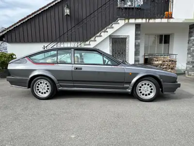 Alfa Romeo GTV 6 2.5 — Coupé sportif italien vintage, 57'000 km seulement — Außenansicht
