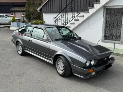 Alfa Romeo GTV 6 2.5 — Coupé sportif italien vintage, 57'000 km seulement — Miniatur 18