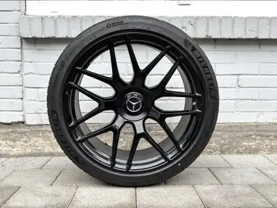 Mercedes-AMG GT 4 63 S 4Matic+ — Hypersportive 4 places, 639 ch et 32'000 km seulement — Miniature 9