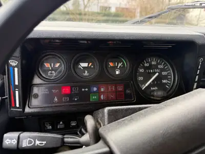 Land Rover Defender 90 Turbo D — Légende du 4x4, fiabilité éprouvée et robustesse intemporelle — vista posteriore