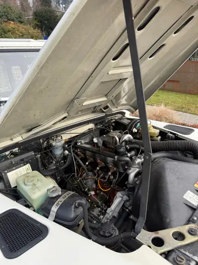 Land Rover Defender 90 Turbo D — Légende du 4x4, fiabilité éprouvée et robustesse intemporelle — interni