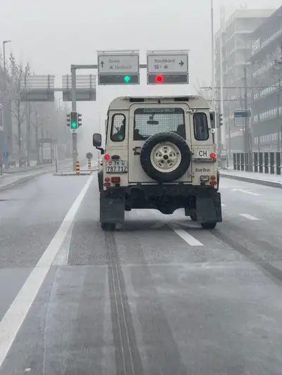 Land Rover Defender 90 Turbo D — Légende du 4x4, fiabilité éprouvée et robustesse intemporelle — Miniatura 14