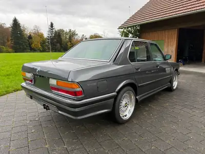 BMW 535 E28 535i — Berline de prestige 1986, moteur 3.4L performant — Heckansicht